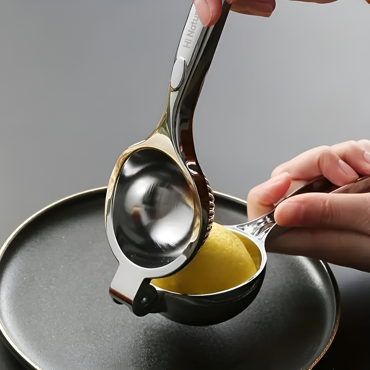 Hi Nature silver lemon squeezer – squeezing a lemon